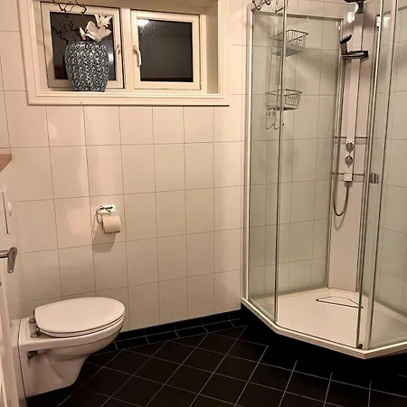 Cozy House With Sea View Close To شقة Ålesund