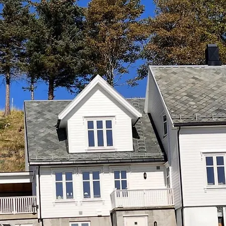 Cozy House With Sea View Close To شقة